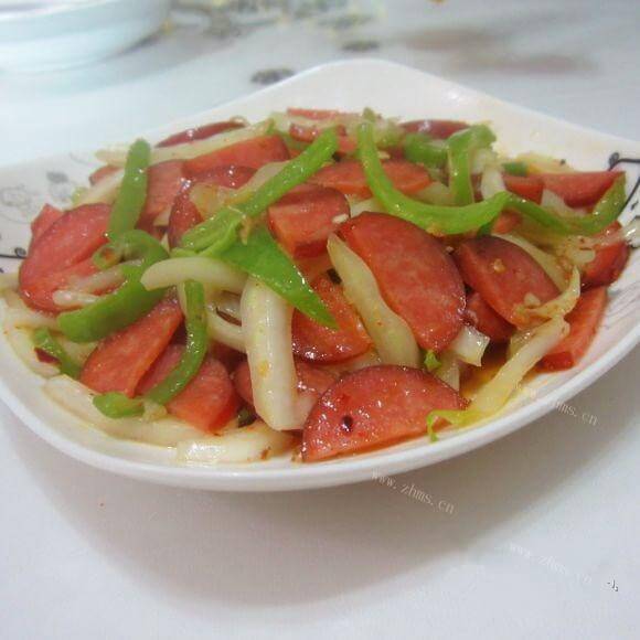 红绿的腊肉青椒火腿肠