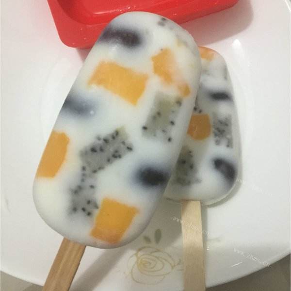 清凉解渴的酸奶水果冰棒