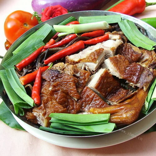 美味的茶树菇豆皮焖鸭