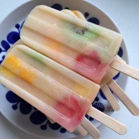 美味可口的酸奶水果冰棍