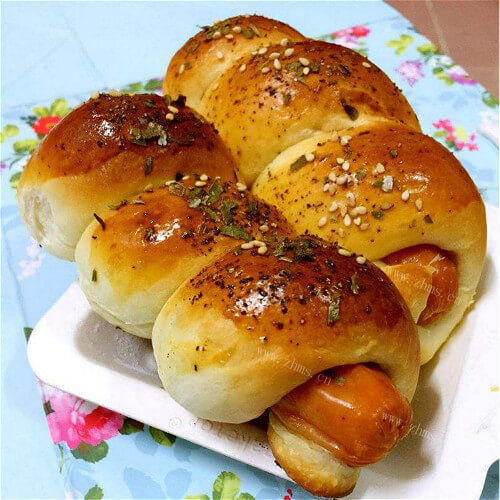 美味营养的葱香香肠面包