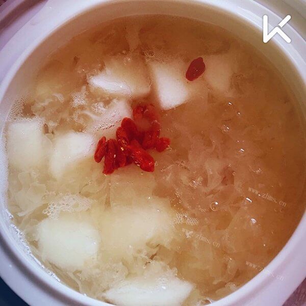 诱人的桃胶皂角米银耳羹