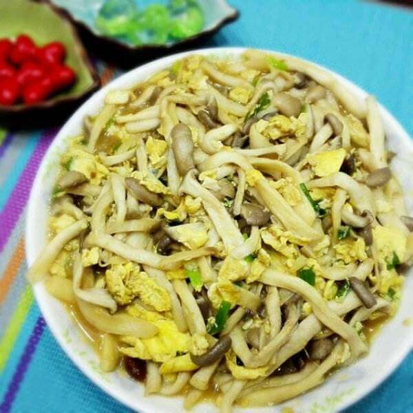 嫩滑爽口的榆黄菇炒蛋