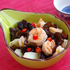 美味的黑木耳山药芹菜烩海虾