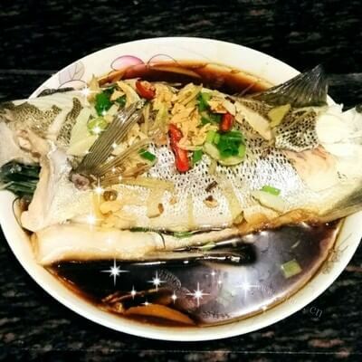 美味的沙姜酱油蒸海鲈