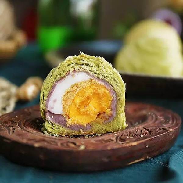 美味的枣泥蛋黄酥