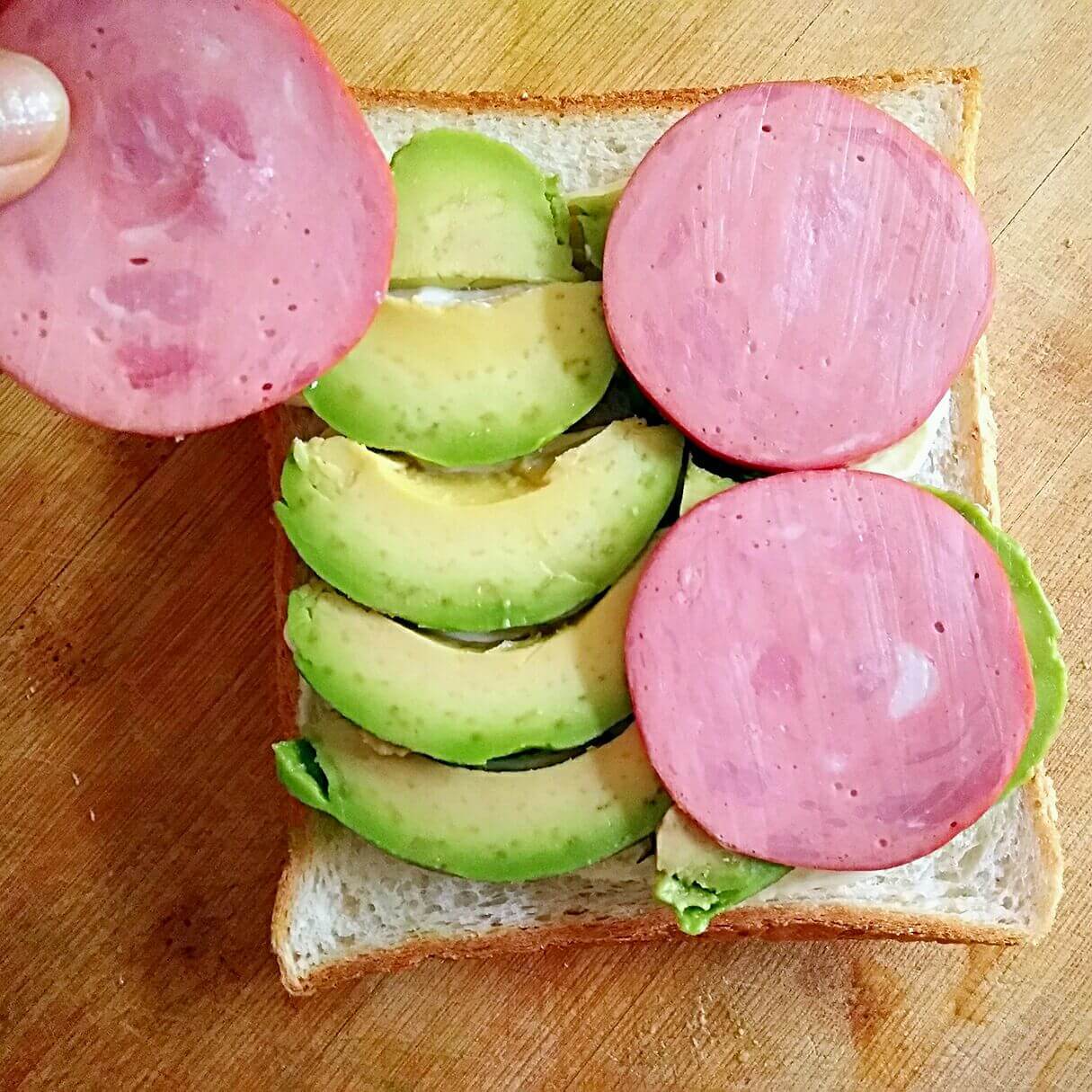 美味的火腿牛油果吐司卷