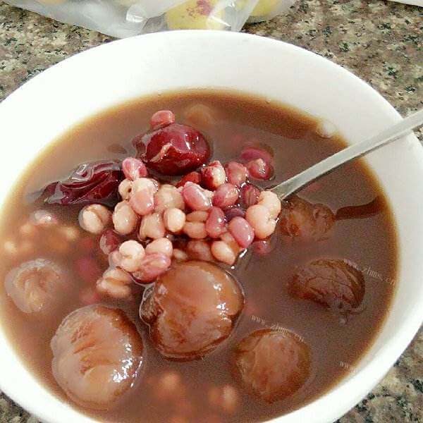 美味的红豆薏米养生汤