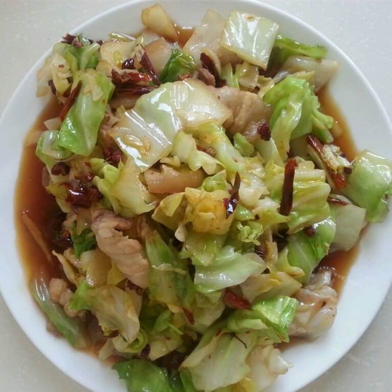 好吃的青椒包菜熏肉片