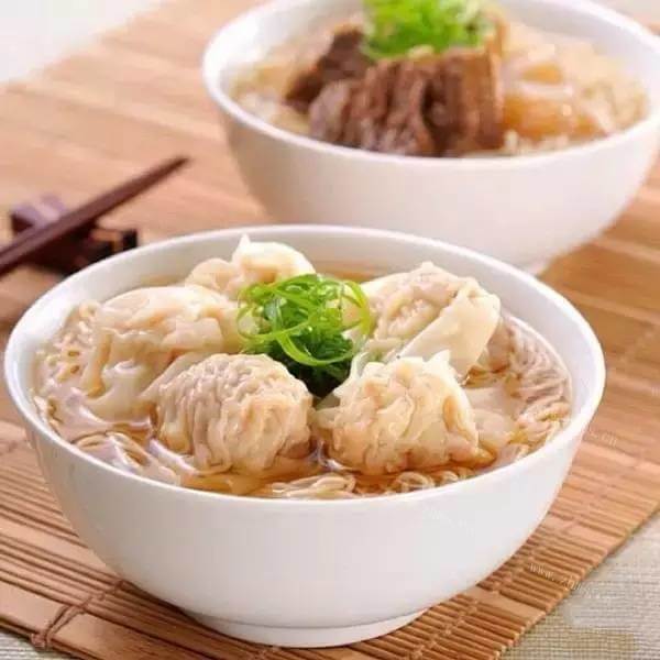 美味的素汤鱼蛋面