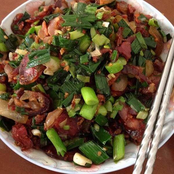 美味的爆炒腊肠