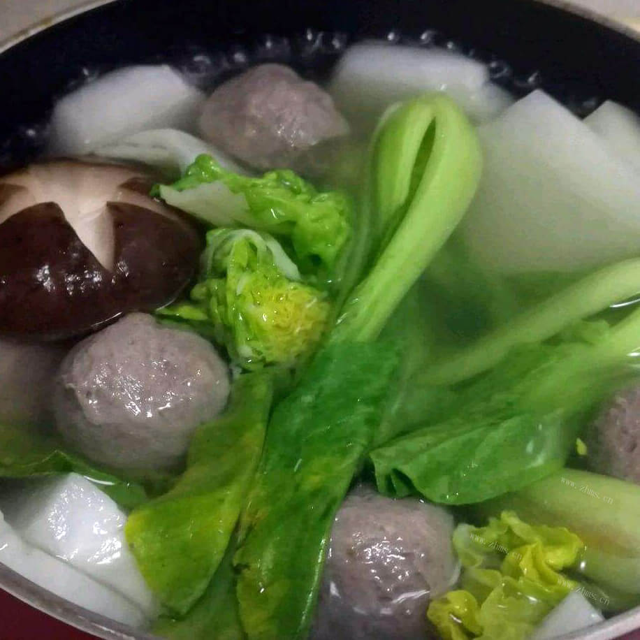 美味的牛丸蔬菜汤