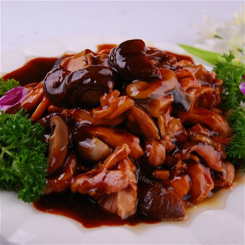 美味的双菇焖鸡肉