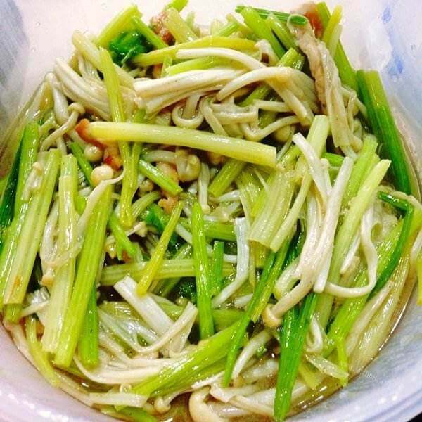 家常金针菇炒芹菜