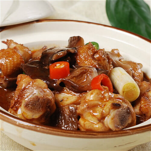 可口的双菇焖鸡肉