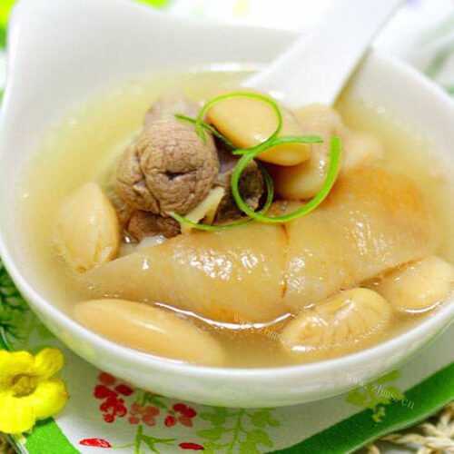 清淡而又营养丰富的芸豆金银蹄汤