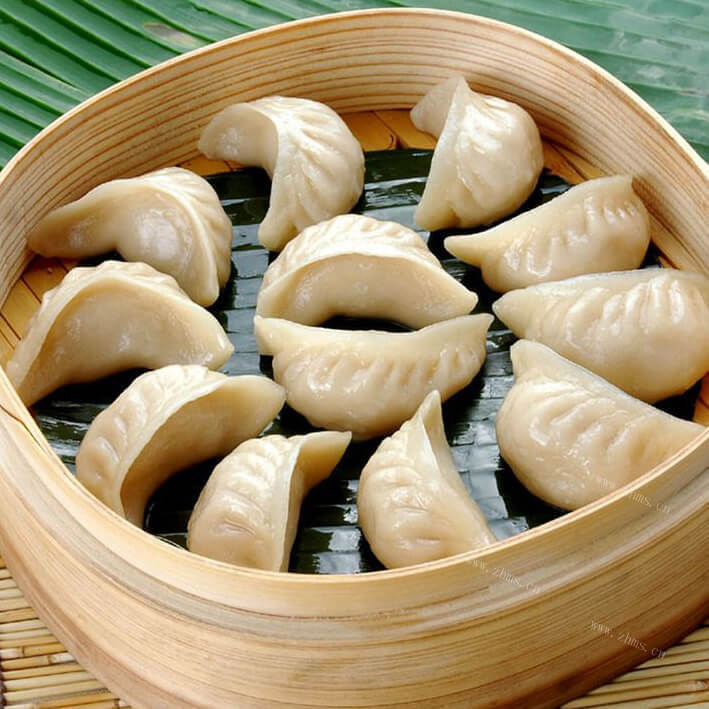 美味的白菜香菇鸡蛋蒸饺