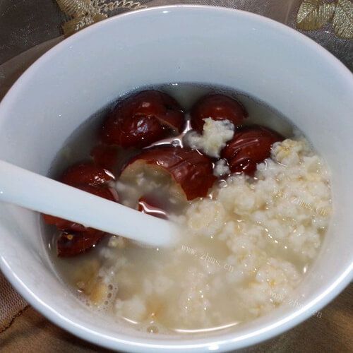 美味的薏仁莲子枣米粥
