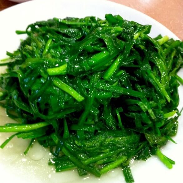 清香的香草韭菜三文鱼