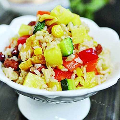 美味的火腿鸡蛋胡萝卜炒饭