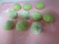 美味的菜汁肉包做法图解7)