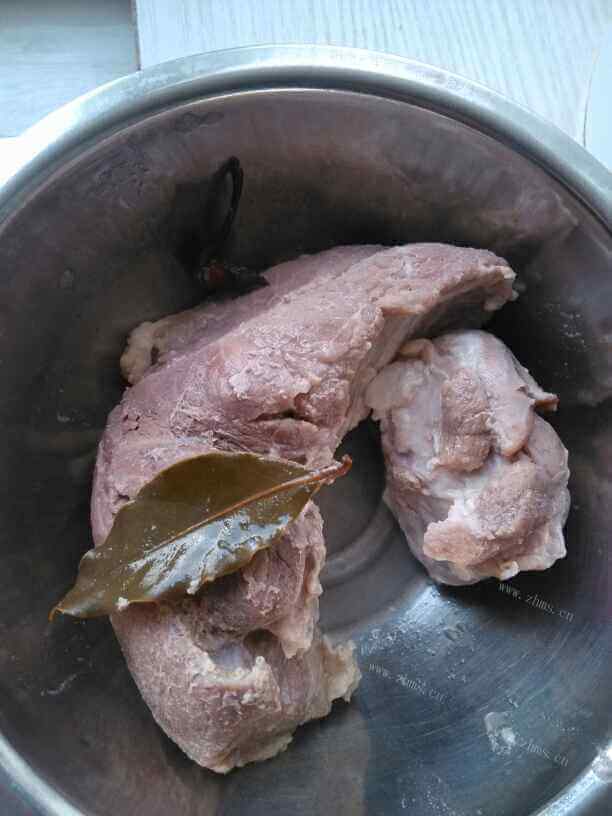 飘香蒸五香里脊肉做法图解2)