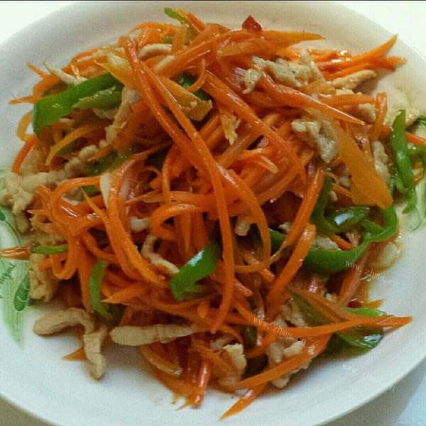 营养的胡萝卜蒜苔炒肉丝