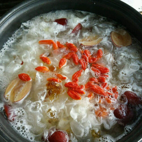 香甜的桑葚雪耳桃胶糖水