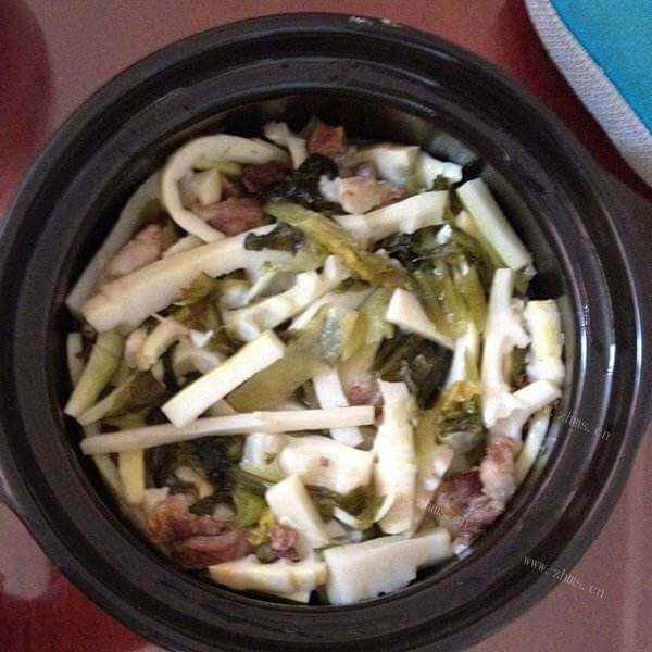 美味的酸辣圆子苦笋汤