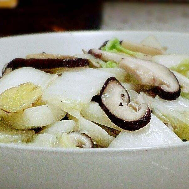 美味的小油白菜炒香茹