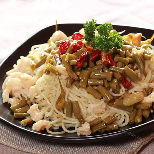 好吃的酸豆角鸡丁拌面