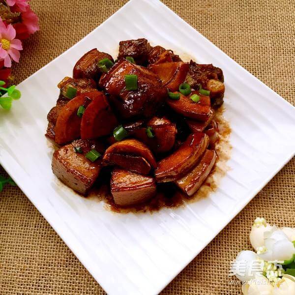 美味的土豆香菇烧肉块