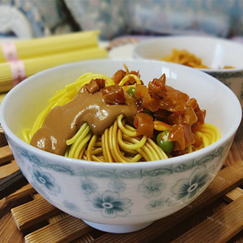 美味可口的全麦碱面条