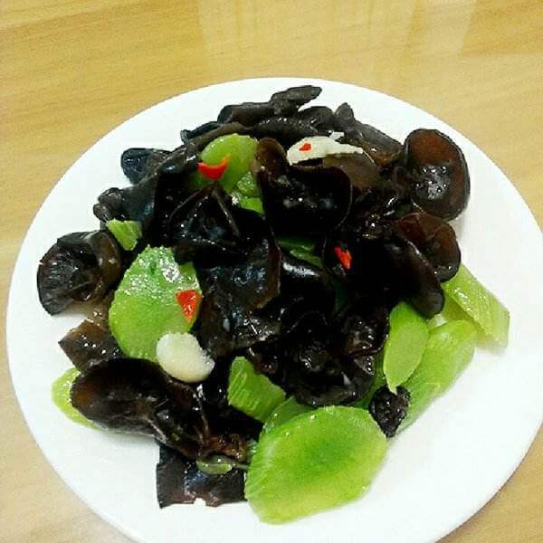 美味的莴笋片炒黑木耳