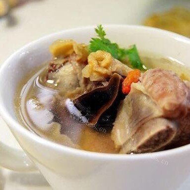 美味的鱼胶排骨汤 