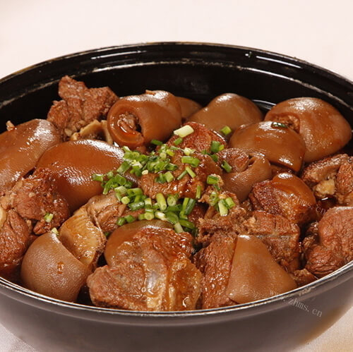 热腾腾的本帮红烧羊肉