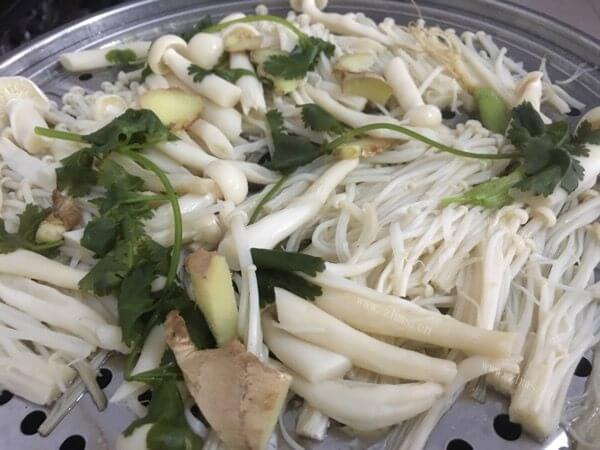 八珍玉食的蒸汽鸡肉杂菇火锅做法图解8)