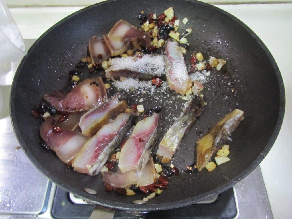美味铁棍蒸腊肉做法图解5)