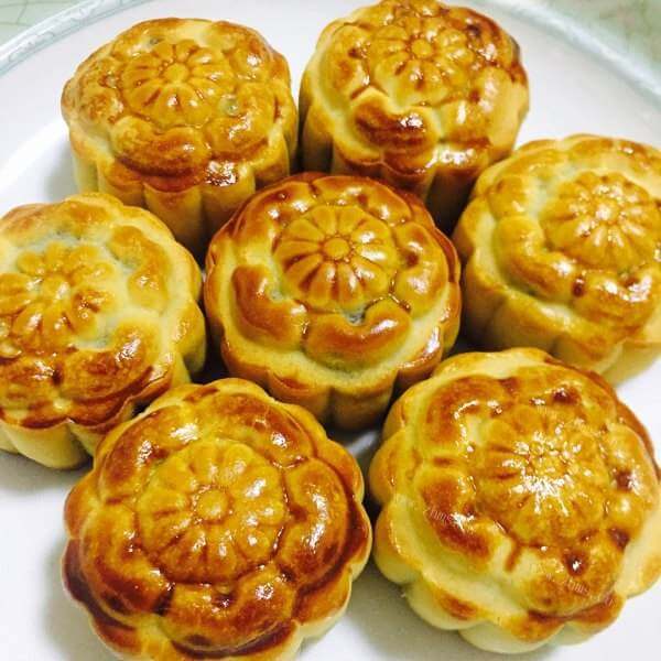 美味的绿豆蓉广式月饼