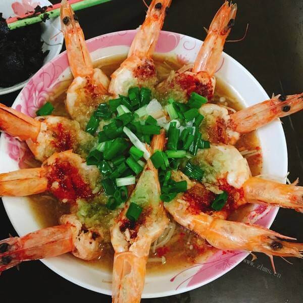 美味的蒜蓉粉丝蒸开背虾