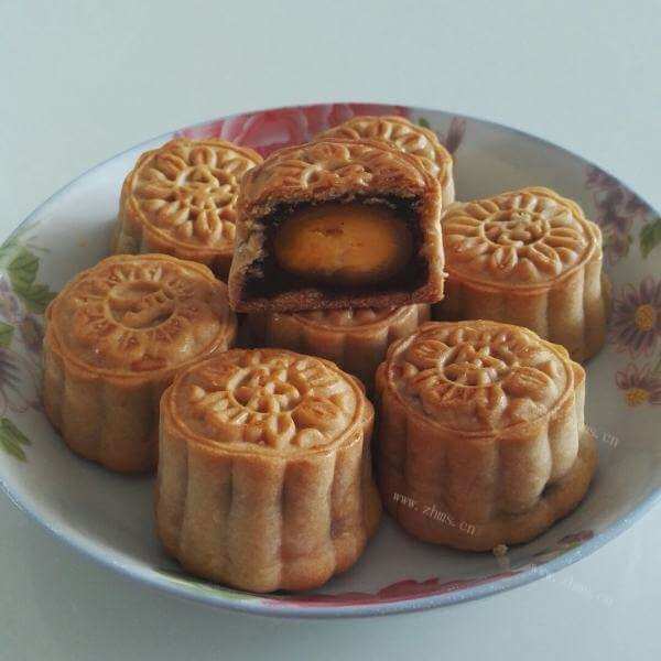 美味的乌豆沙蛋黄广式月饼