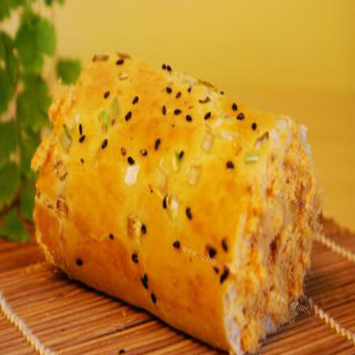 美味的沙拉肉松面包卷