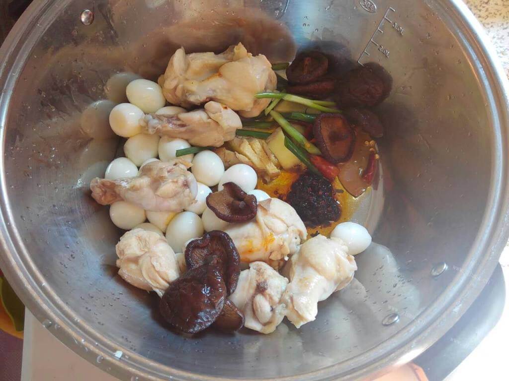浓郁鹌鹑蛋烧鸡翅根做法图解2)