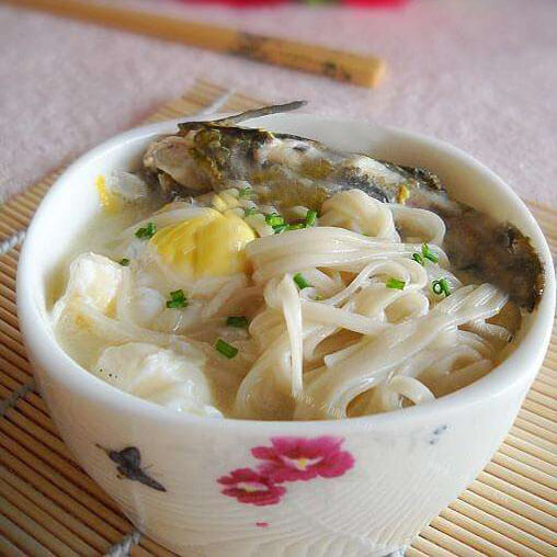 家常鱼汤烩手擀面
