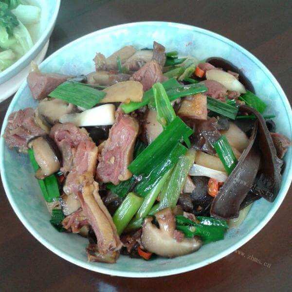 美味的腊鸭腿焖春笋