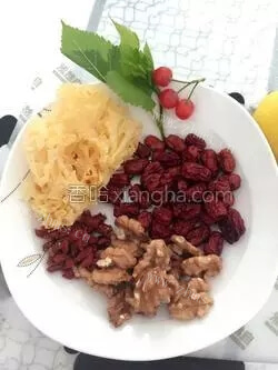 美味蜂蜜银耳汤做法图解1)