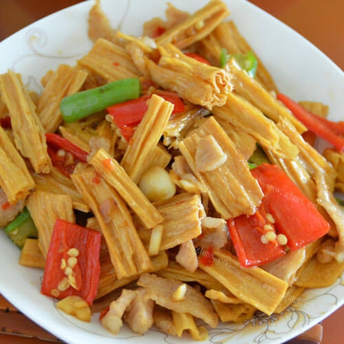 美味的花肉焖腐竹