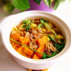 美味的南瓜土豆泡菜汤