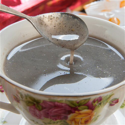 美味的黑芝麻杂粮米糊