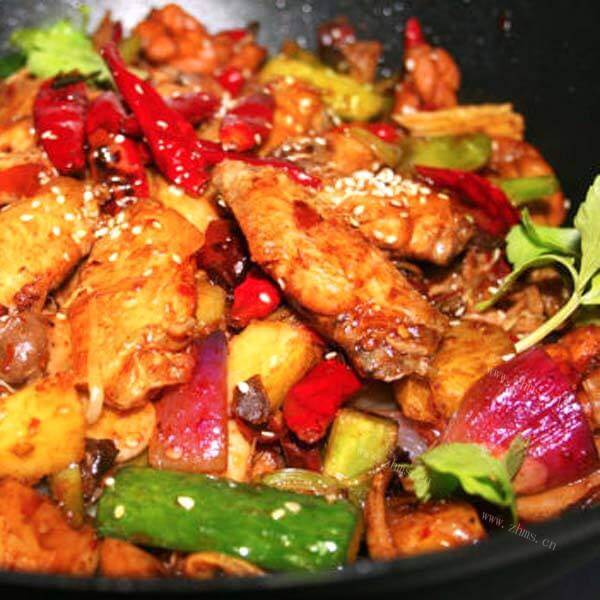美味的麻辣干锅鸡翅虾